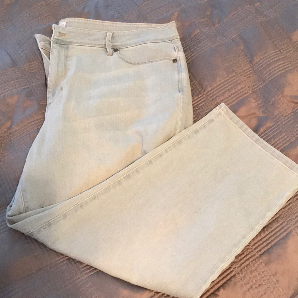 Light blue cropped denim jeans